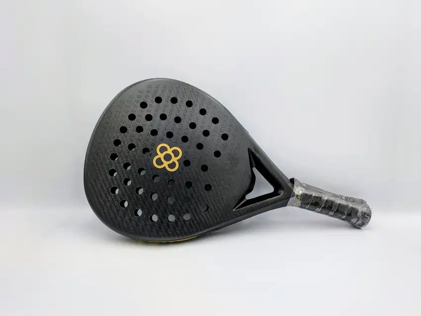 Pala de pádel Padel Barcelona Downtown con forma de diamante y rugosidad estructural Panot Edition en carbono Hexcel.