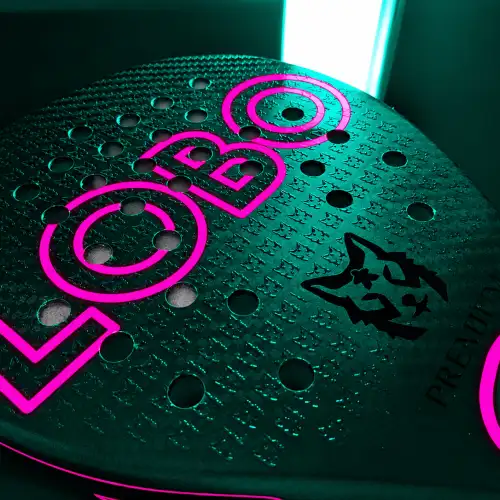 Pala de padel Lobo Padel Sky Premium Rosa en carbono visto Hexcel 600 g/m² con logos rosas y núcleo de polietileno antivibración.