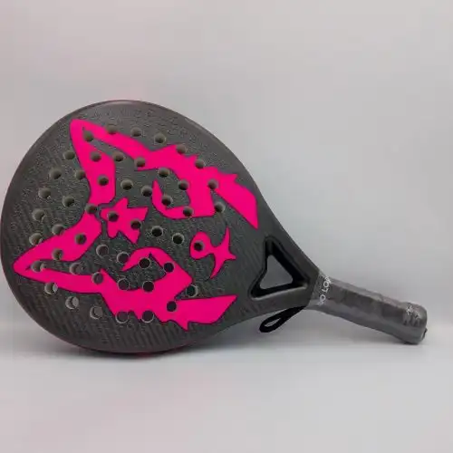 Pala de padel Lobo Padel Sky Rosa en carbono visto Hexcel con logos rosas y núcleo de polietileno antivibración.