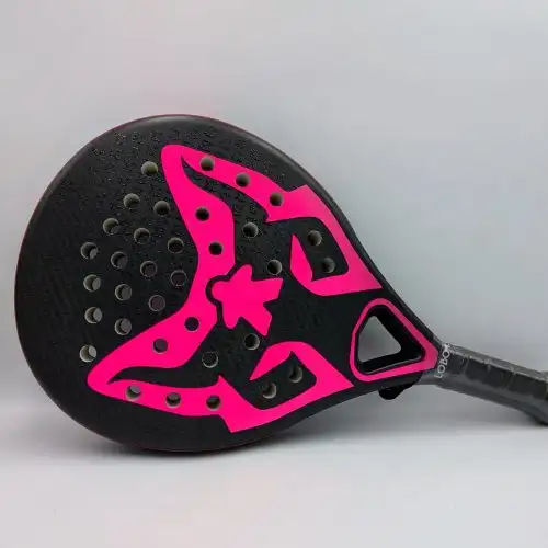 Pala de padel Lobo Padel Sky Pro Rosa en carbono visto Hexcel con logos rosas y núcleo de polietileno antivibración.