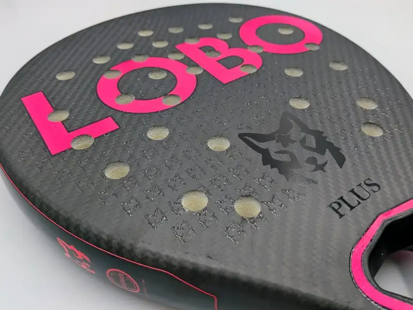 Pala de padel Lobo Padel Sky Plus Rosa con elegantes logos rosas y materiales europeos.