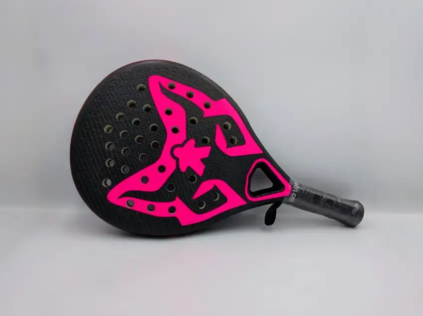 Pala de padel Lobo Padel Sky Plus Rosa en carbono visto Hexcel Plus con logos rosas y núcleo de polietileno antivibración.