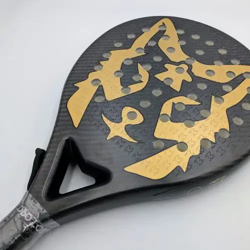Pala de padel Lobo Padel Sky Oro en carbono visto Hexcel con logos dorados y núcleo de polietileno antivibración.