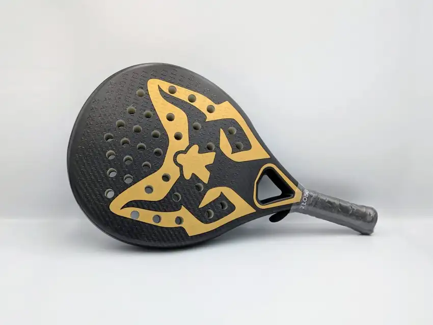Pala de padel Lobo Padel Sky Plus Oro en carbono visto Hexcel Plus con logos dorados y núcleo de polietileno antivibración.