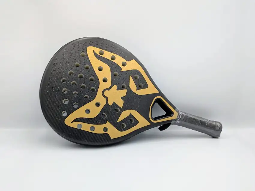 Pala de padel Lobo Padel Sky Plus Oro en carbono visto Hexcel Plus con logos dorados y núcleo de polietileno antivibración.