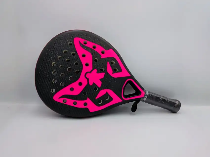 Pala de padel Lobo Padel Sky Plus Rosa en carbono visto Hexcel Plus con logos rosas y núcleo de polietileno antivibración.