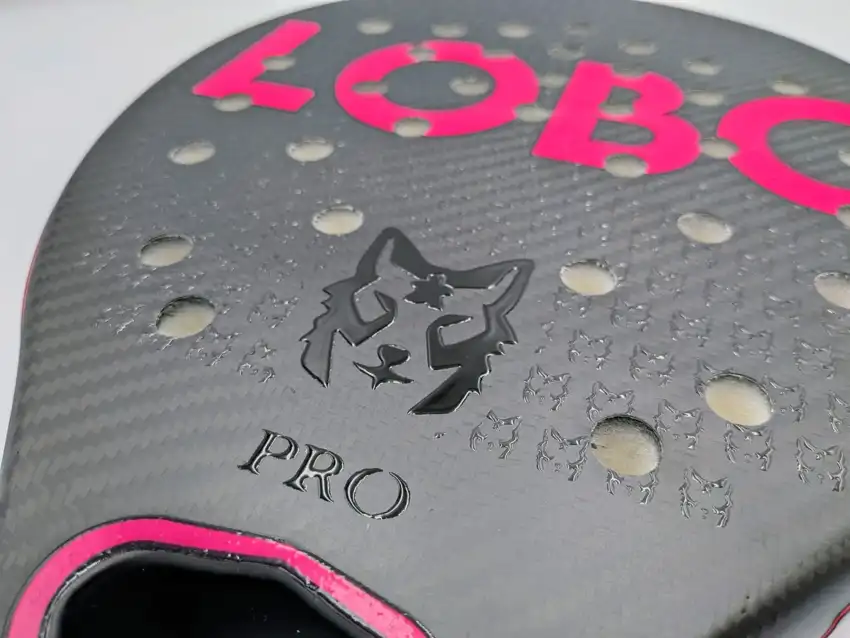Pala de padel Lobo Padel Sky Plus Rosa con elegantes logos rosas y materiales europeos.