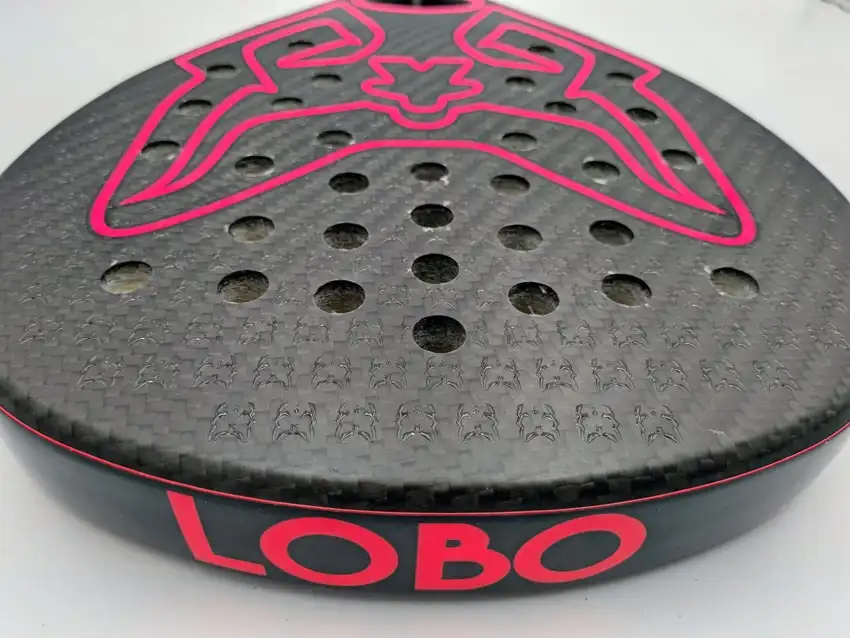 Detalle del plano en Carbono Hexcel 600 g/m² de la pala de padel Lobo Sky Premium Rosa.