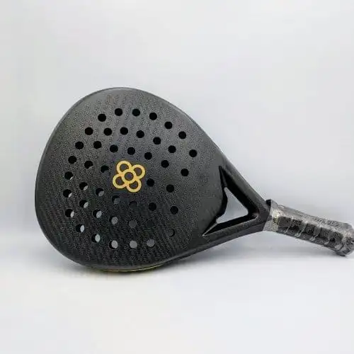 Pala de pádel Padel Barcelona Downtown con forma de diamante y rugosidad estructural Panot Edition en carbono Hexcel.