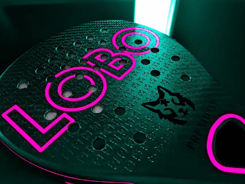 Pala de padel Lobo Padel Sky Premium Rosa en carbono visto Hexcel 600 g/m² con logos rosas y núcleo de polietileno antivibración.