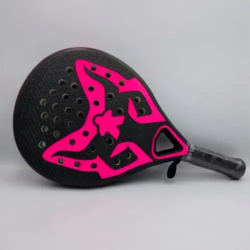 Pala de padel Lobo Padel Sky Plus Rosa en carbono visto Hexcel Plus con logos rosas y núcleo de polietileno antivibración.