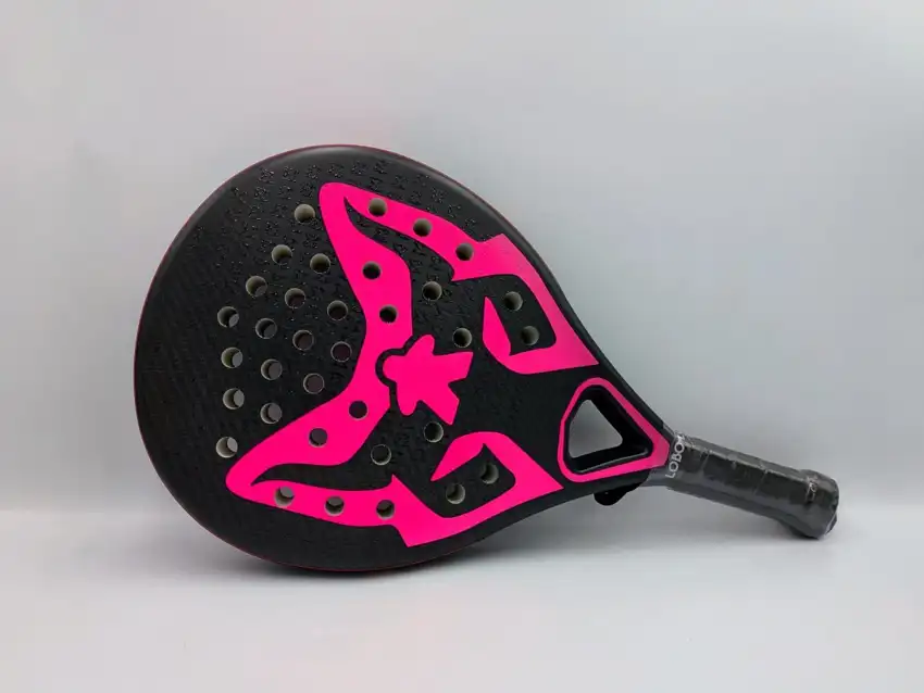 Pala de padel Lobo Padel Sky Pro Rosa en carbono visto Hexcel con logos rosas y núcleo de polietileno antivibración.