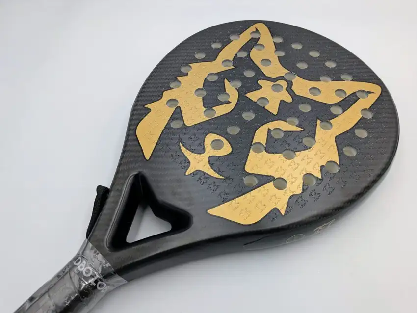 Pala de padel Lobo Padel Sky Oro en carbono visto Hexcel con logos dorados y núcleo de polietileno antivibración.