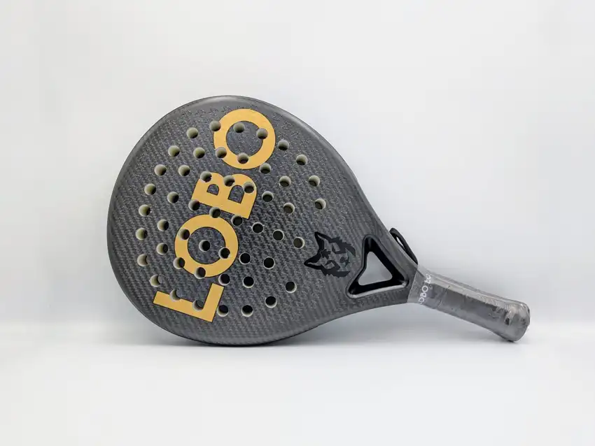 Pala de padel Lobo Padel Sky Oro en carbono visto Hexcel con logos dorados y núcleo de polietileno antivibración.