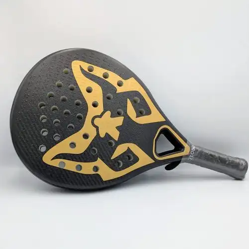 Pala de padel Lobo Padel Sky Plus Oro en carbono visto Hexcel Plus con logos dorados y núcleo de polietileno antivibración.