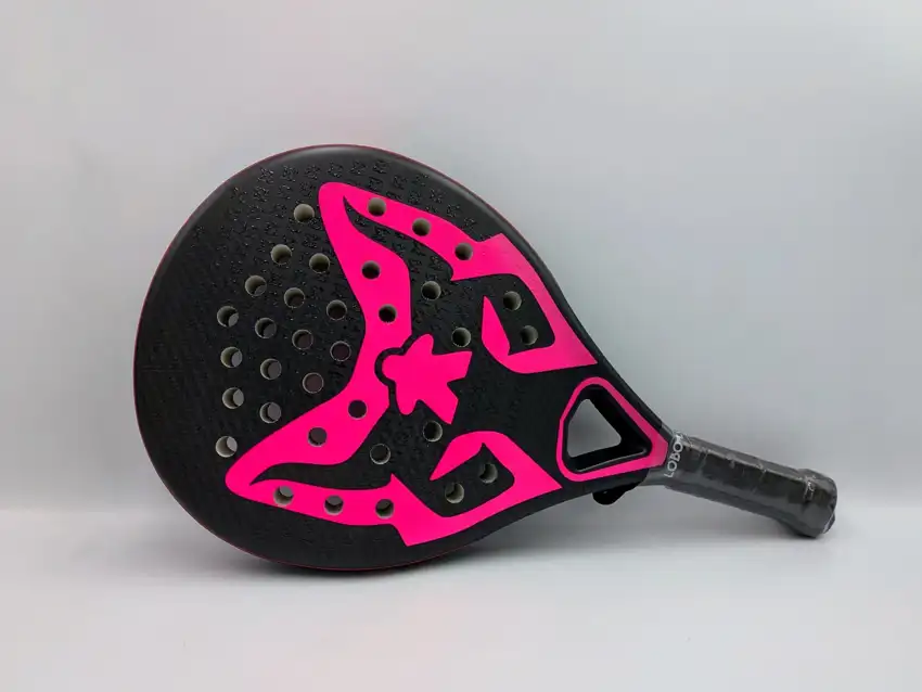 Pala de padel Lobo Padel Sky Pro Rosa en carbono visto Hexcel con logos rosas y núcleo de polietileno antivibración.