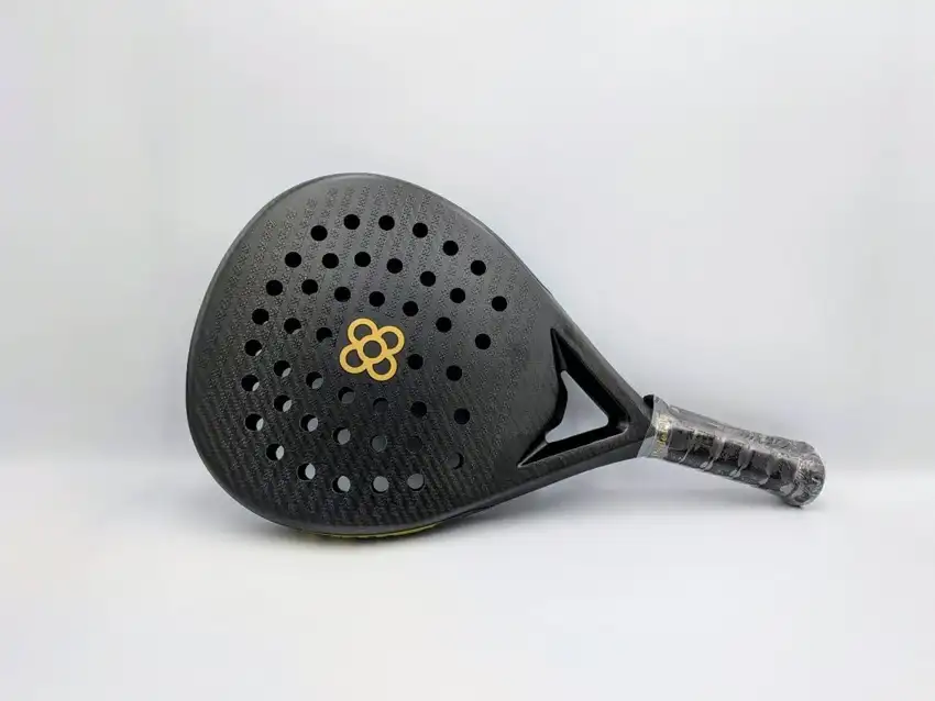 Pala de pádel Padel Barcelona Downtown con forma de diamante y rugosidad estructural Panot Edition en carbono Hexcel.