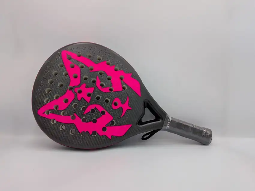 Pala de padel Lobo Padel Sky Rosa en carbono visto Hexcel con logos rosas y núcleo de polietileno antivibración.